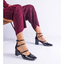 Les pompes noires ont été vernies sur un poteau avec des boucles le noir 2