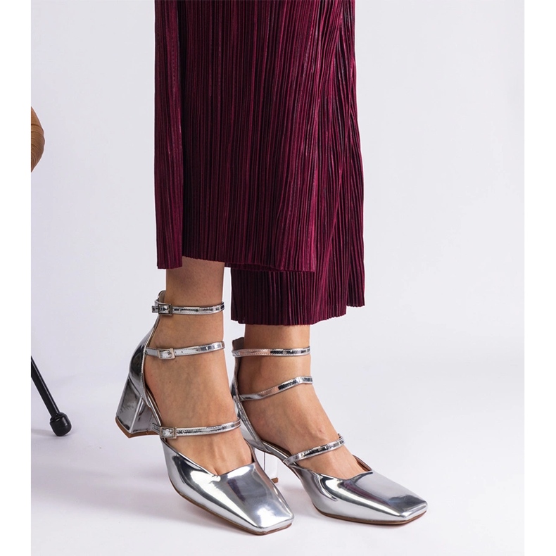 Les pompes en argent ont été vernies sur un poteau avec des boucles 1