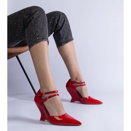 Escarpins compensés vernis rouges à boucles 1