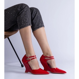 Escarpins compensés vernis rouges à boucles 2