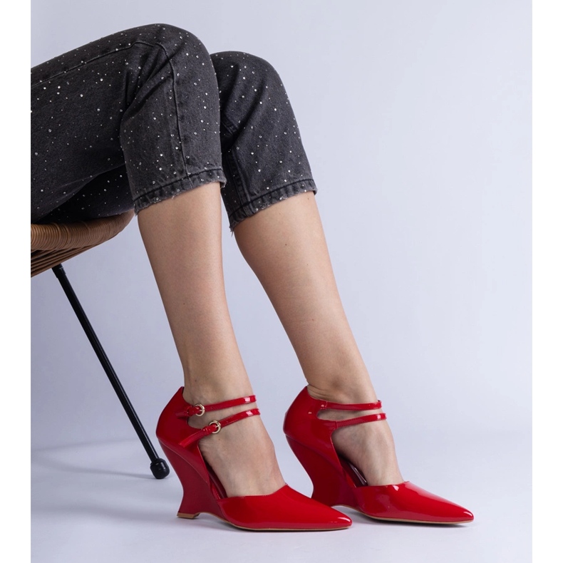 Escarpins compensés vernis rouges à boucles 2