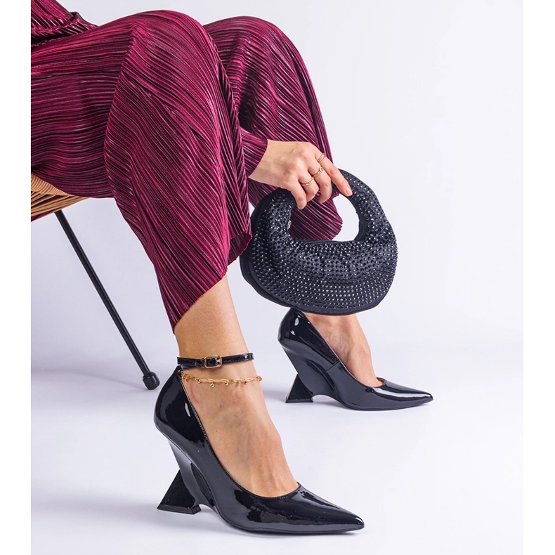 Pompes noires laquées sur des coins 2