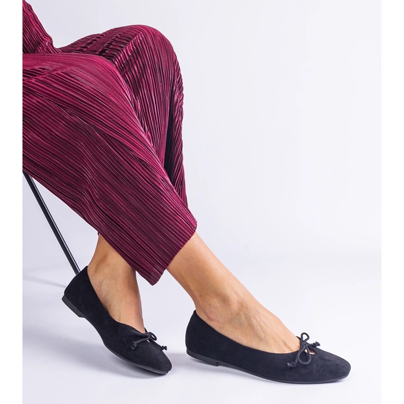 Ballerines noires avec un arc décoratif 2