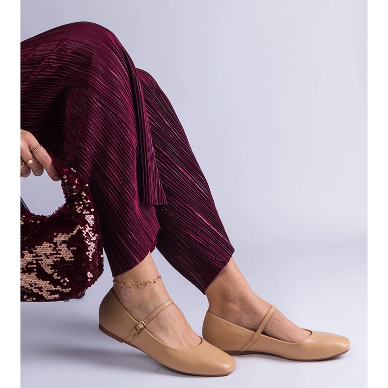 Ballerines beiges à boucles en éco-cuir 1