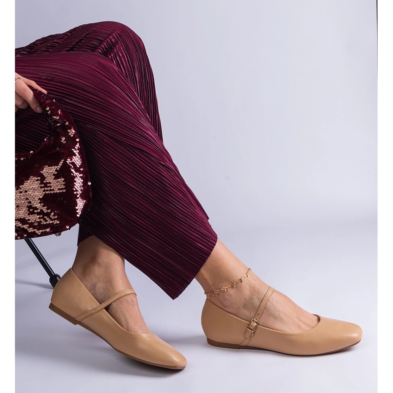 Ballerines beiges à boucles en éco-cuir 2