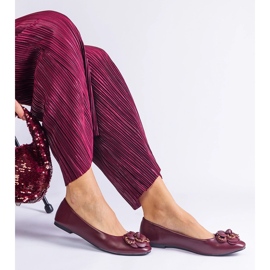 Ballerines bordeaux ornées d'une fleur rouge 2