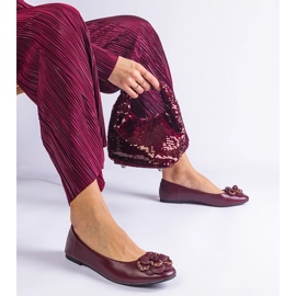 Ballerines bordeaux ornées d'une fleur rouge 1