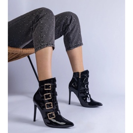 Des bottes noires verni sur une épingle avec des boucles le noir 1 Des bottes noires verni sur une épingle avec des boucles le noir 1