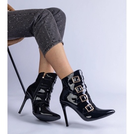 Des bottes noires verni sur une épingle avec des boucles le noir 2 Des bottes noires verni sur une épingle avec des boucles le noir 2