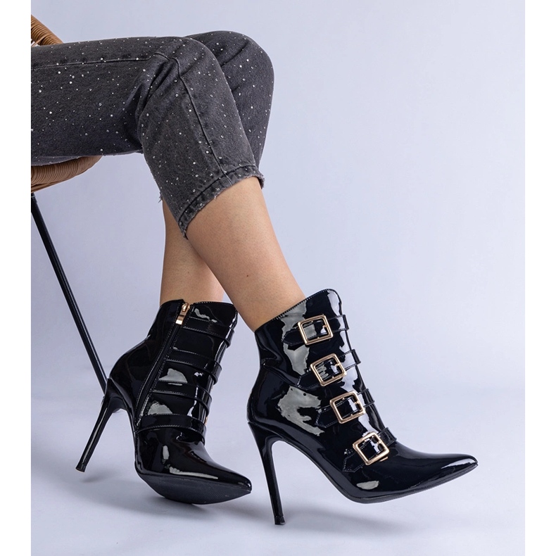 Des bottes noires verni sur une épingle avec des boucles le noir 2 Des bottes noires verni sur une épingle avec des boucles le noir 2