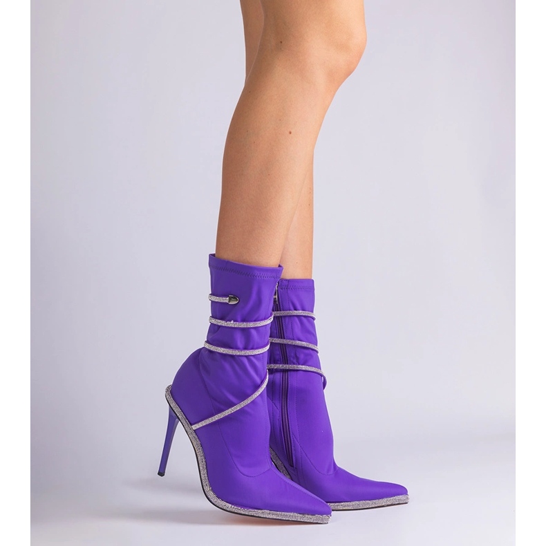 Bottines en satin violet ornées de strass 1