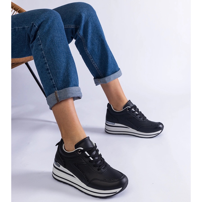 Baskets noires sur la plate-forme décorées de paillettes et une insertion métallique 1