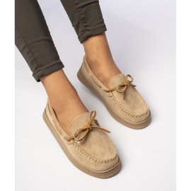 Mocassins en daim beige des femmes avec un arc 3