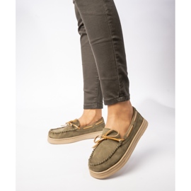 Mandards en daim vert des femmes avec un arc 3