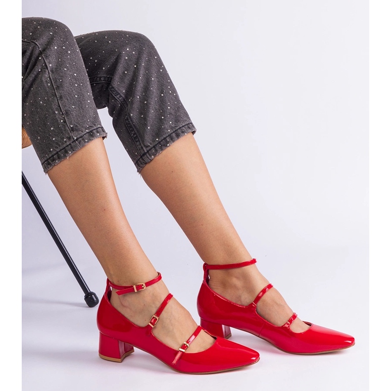 Les pompes rouges ont été vernies avec une ceinture 1