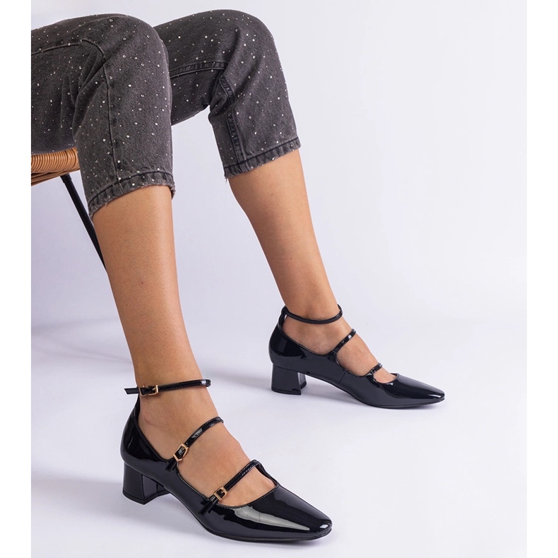Les pompes noires verni avec une ceinture 1
