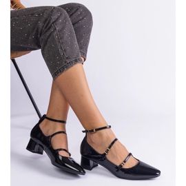 Les pompes noires verni avec une ceinture 2