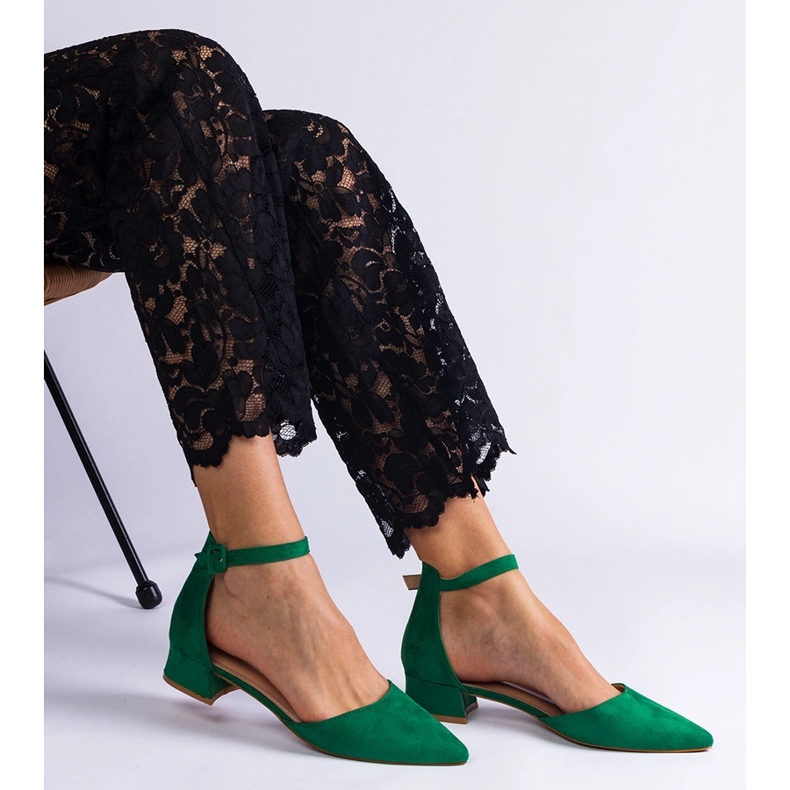 Pompes vertes sur un poteau bas 1