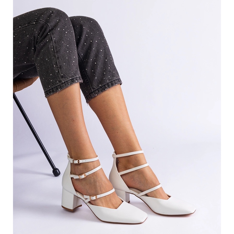 Pompes blanches sur le pilier avec des boucles 1