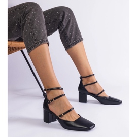 Pompes noires sur le pilier avec des boucles le noir 1