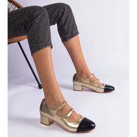 Pompes dorées sur le nez noir 1