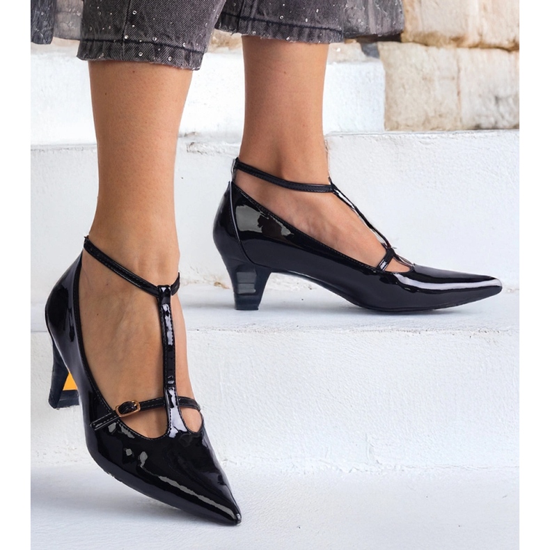 Les pompes noires ont été vernies sur un tas bas avec des boucles le noir 1