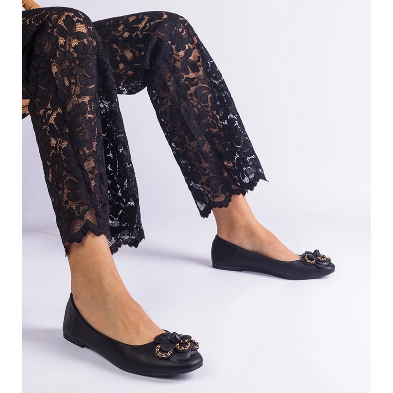 Ballerines noires décorées d'une fleur 1