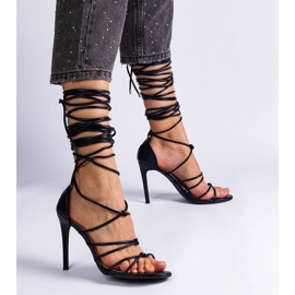Sandales noires attachées à une épingle le noir 3