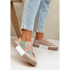 Sneakers pour femmes dans des coeurs sombres beige 2 Sneakers pour femmes dans des coeurs sombres beige 2