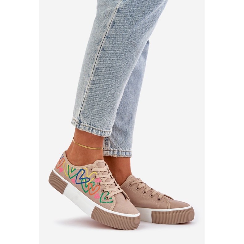 Sneakers pour femmes dans des coeurs sombres beige 1 Sneakers pour femmes dans des coeurs sombres beige 1