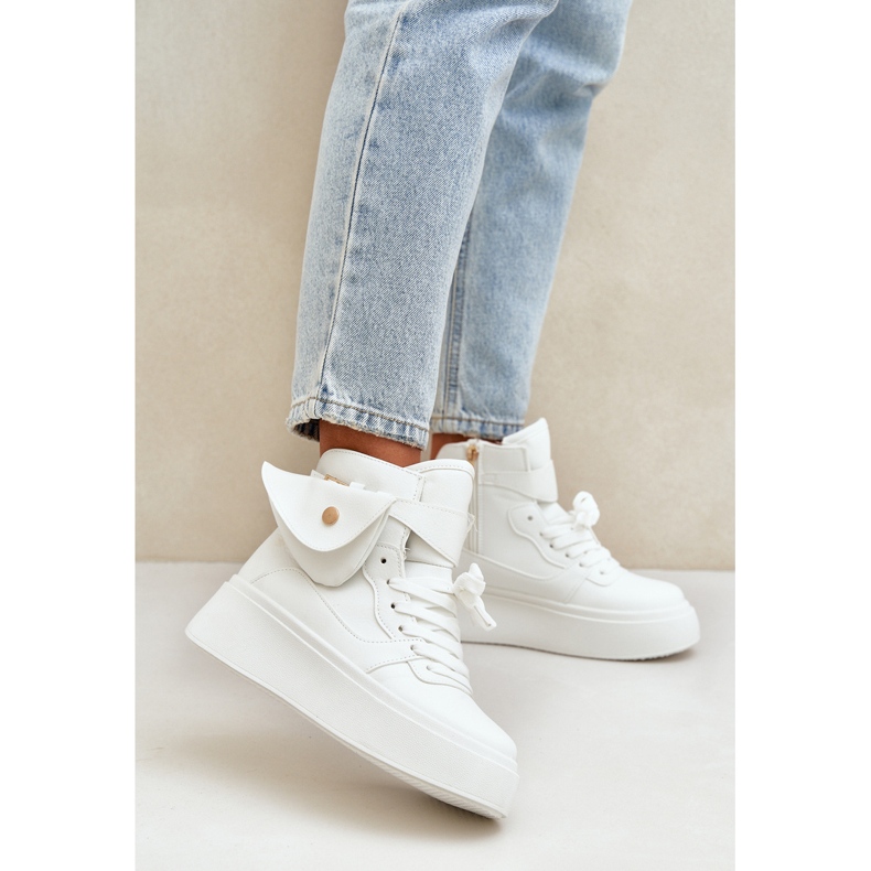Baskets hautes avec un sachet sur la plate-forme blanche 2 Baskets hautes avec un sachet sur la plate-forme blanche 2