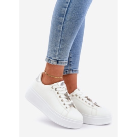 Baskets en cuir eco avec épingles blanches et argentées 1