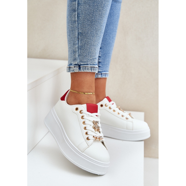 Baskets en cuir eco avec épingles blanches et rouges 2 Baskets en cuir eco avec épingles blanches et rouges 2