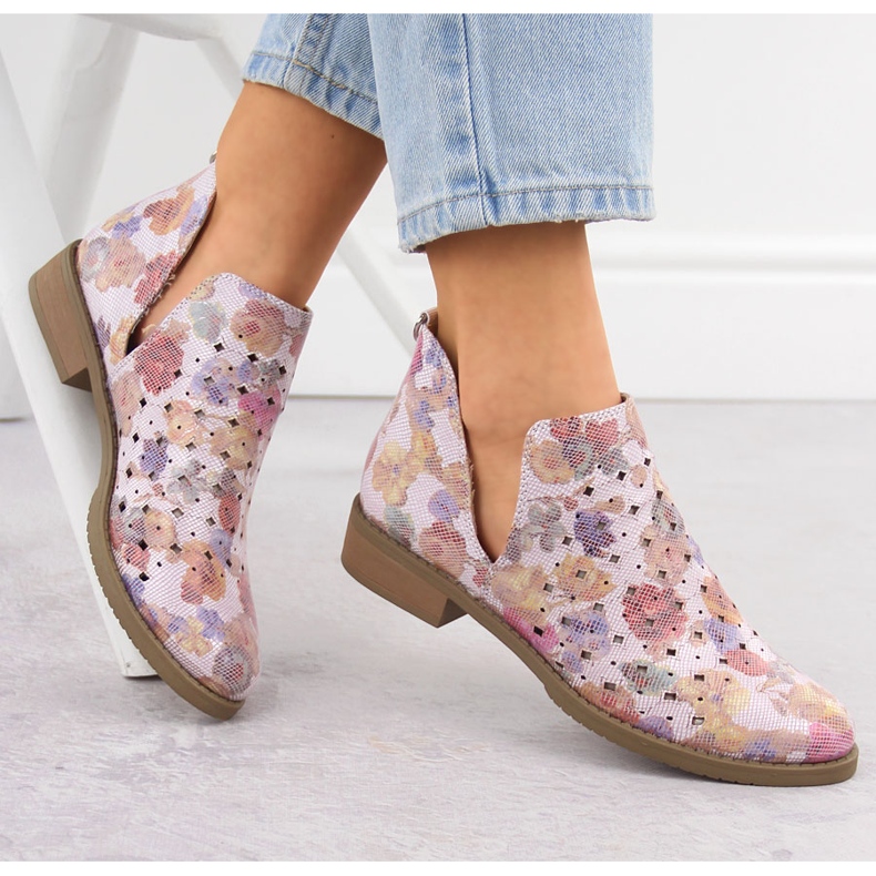 Bottes de travail ouvertes pour femmes insérées dans des fleurs blanches M. Daszyński SA62-102 1