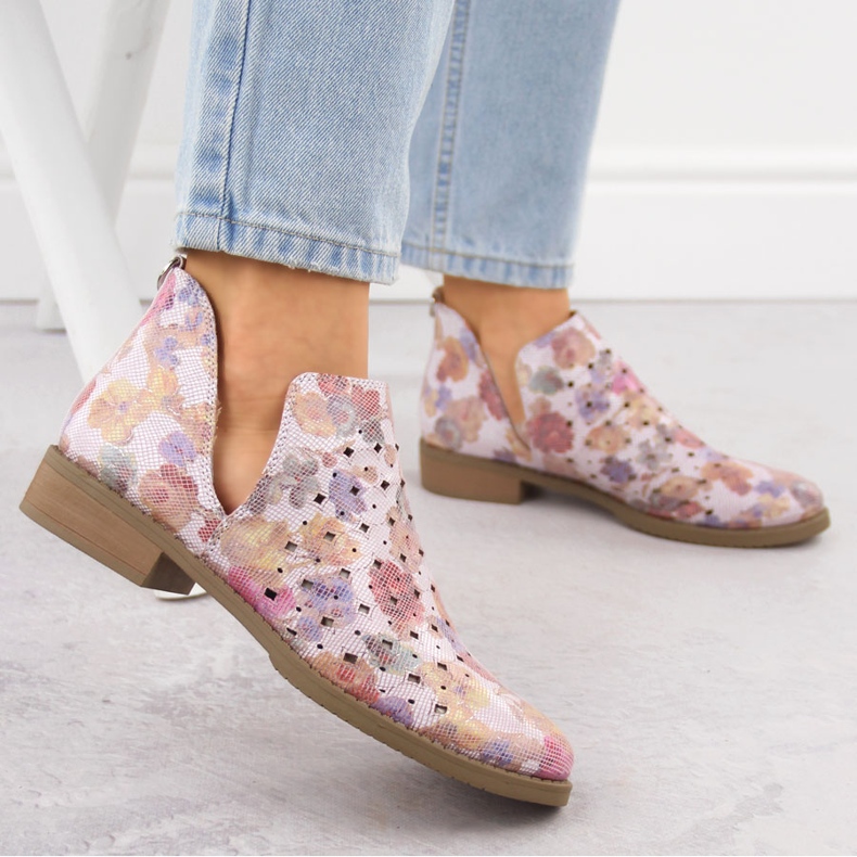 Bottes de travail ouvertes pour femmes insérées dans des fleurs blanches M. Daszyński SA62-102 2