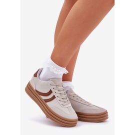 Baskets élégantes sur la plate-forme grise 1 Baskets élégantes sur la plate-forme grise 1