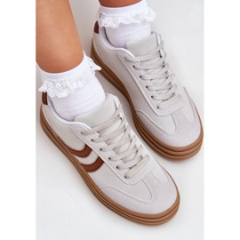 Baskets élégantes sur la plate-forme grise 2 Baskets élégantes sur la plate-forme grise 2