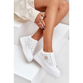 Baskets ouvertes avec un détail doré blanc blanche 10