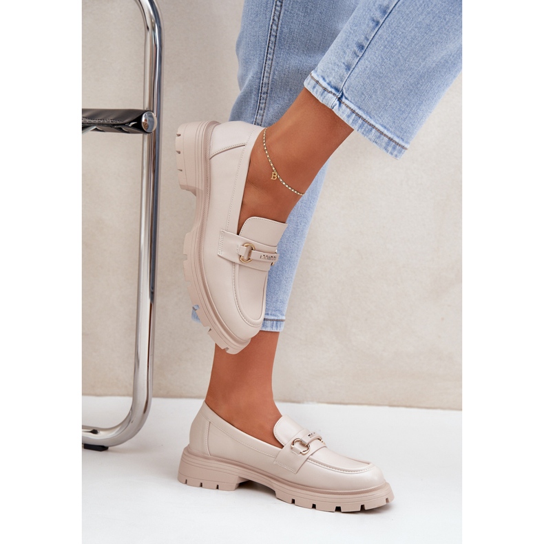 Locs féminins classiques avec beige en cuir écologique avec un ornement 2 Locs féminins classiques avec beige en cuir écologique avec un ornement 2