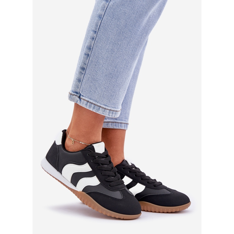 Baskets féminines classiques avec cuir noir en cuir écologique le noir 1