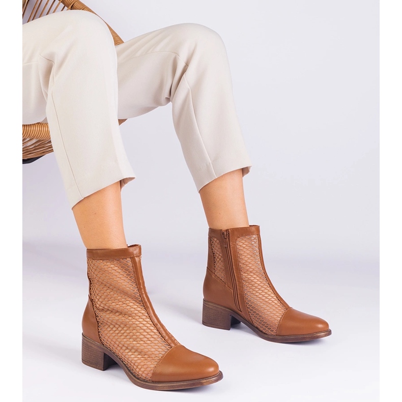 Bottes en mailles brunes sur le poteau 1