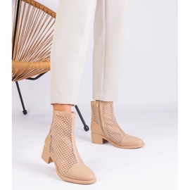 Bottes en maille beige sur le poteau 1