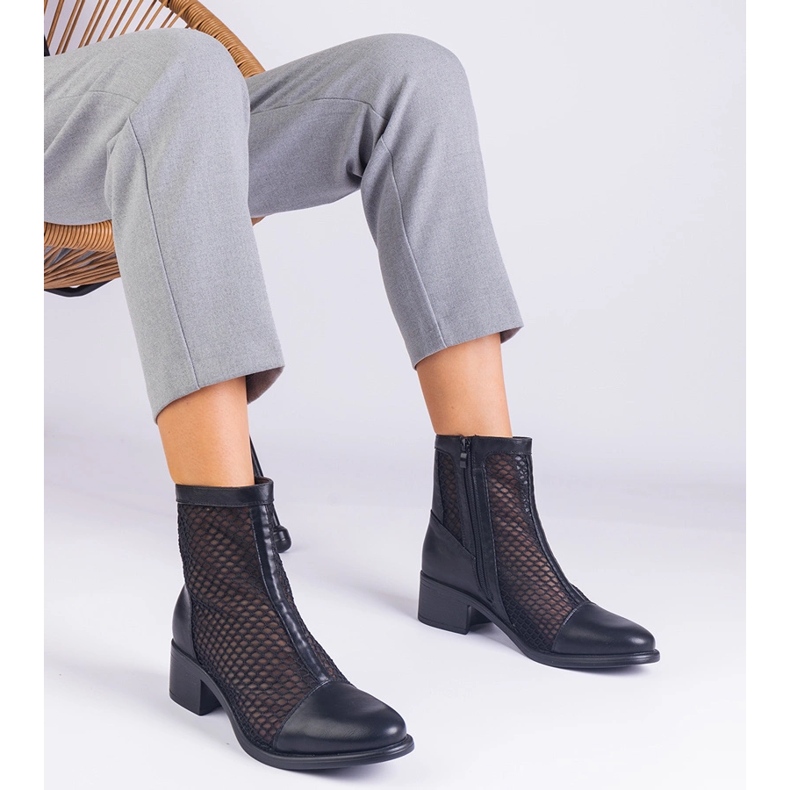 Bottes en mailles noires sur le poteau beige 1