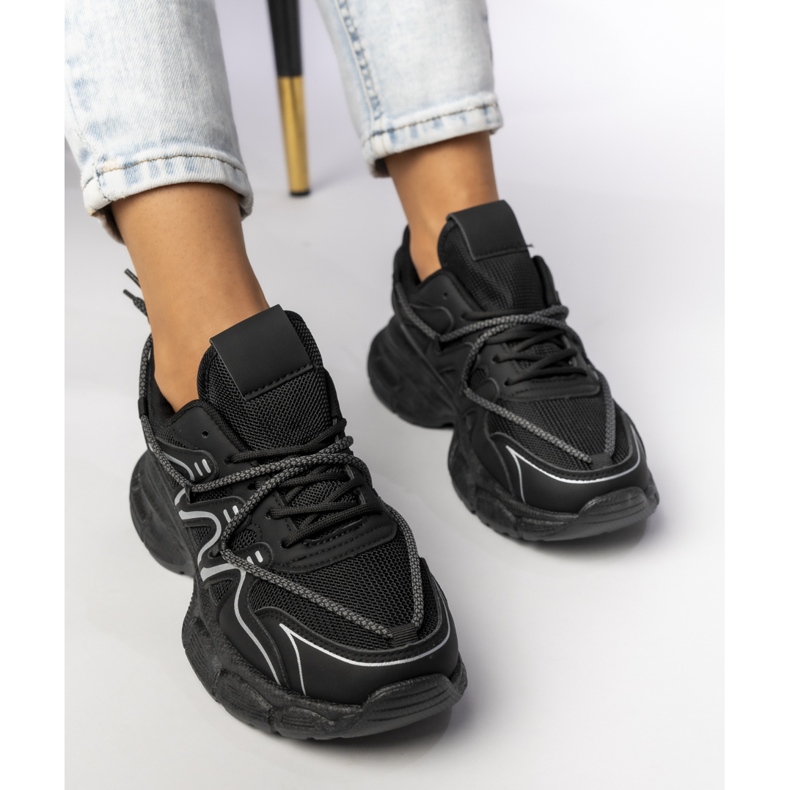 Baskets noires pour femmes sur la plate-forme 1