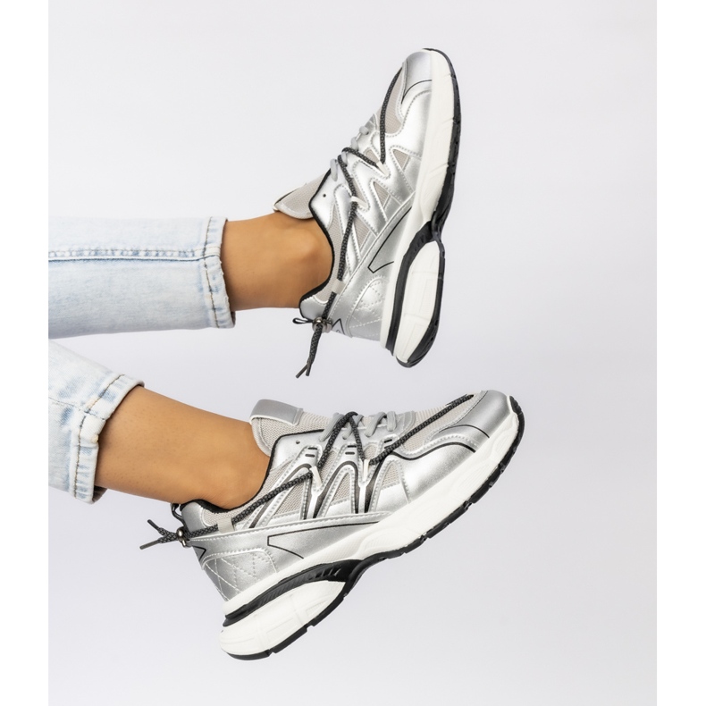 Baskets en argent pour femmes sur la plate-forme 2