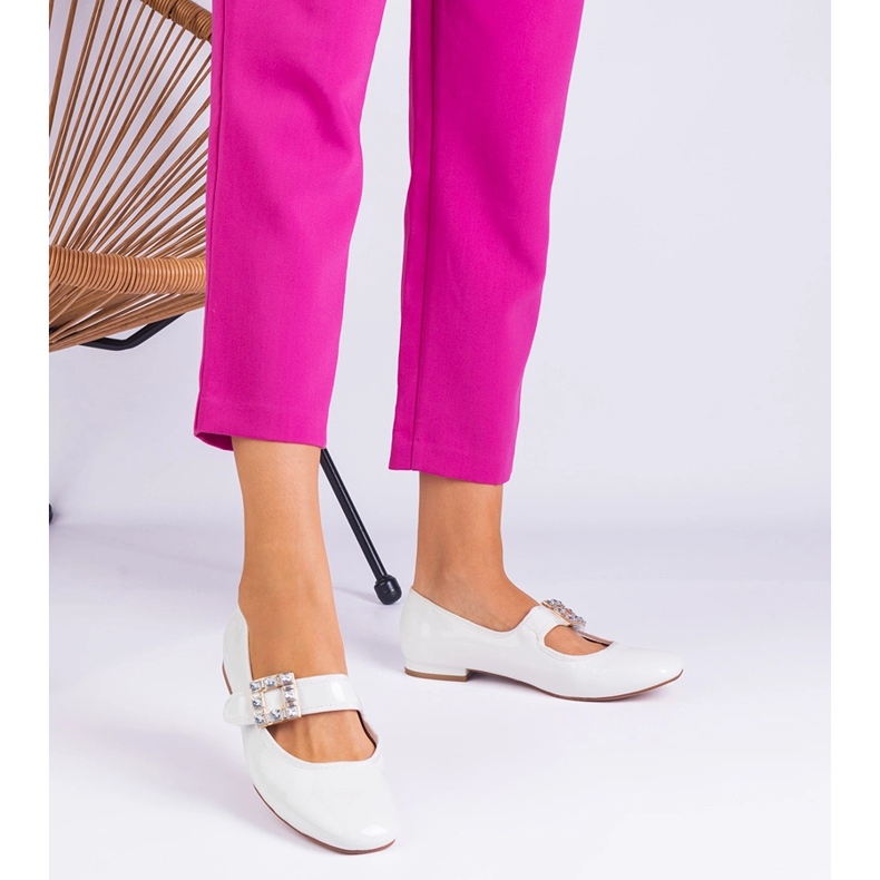 Ballerines blanches verni décorées d'une boucle 1