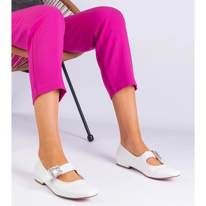 Ballerines blanches verni décorées d'une boucle 2