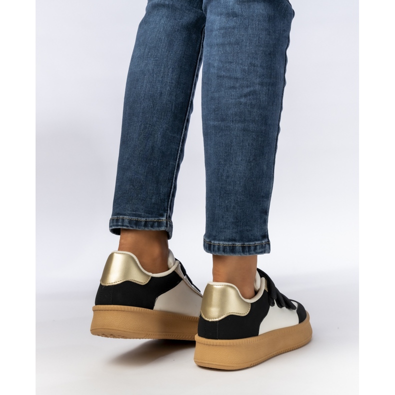 Baskets pour femmes avec des inserts métalliques en noir et blanc le noir 1