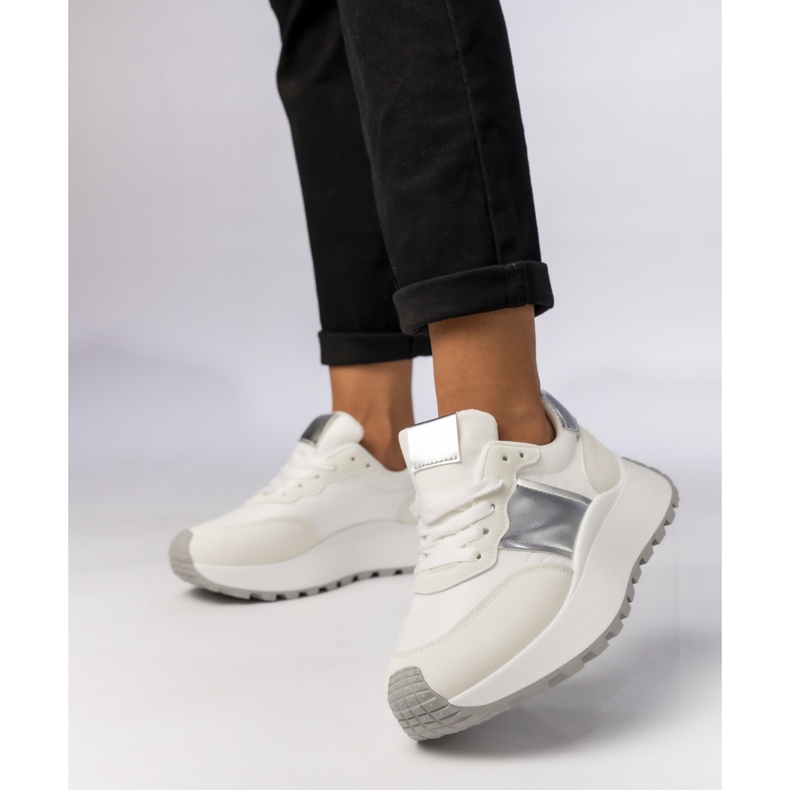 Baskets sportives pour femmes inserts métalliques blancs 1