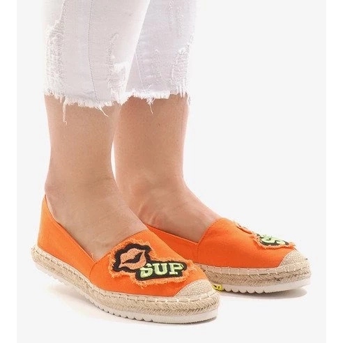 Bottes beiges ajourées pour dames sur un petit talon 1